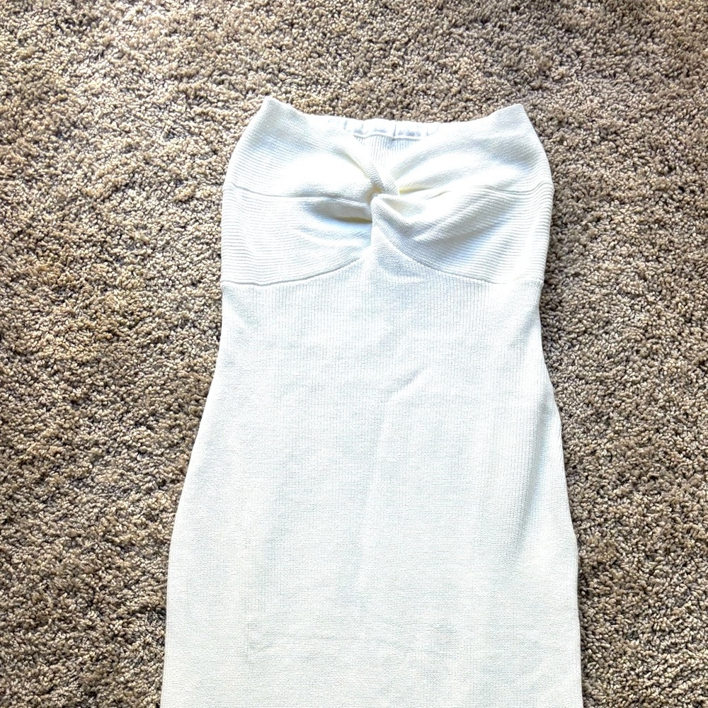 White body on straplesss dress